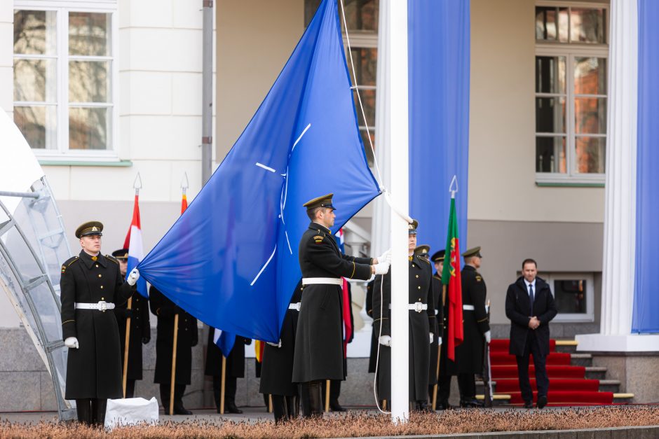 S. Daukanto aikštėje vyko Lietuvos ir NATO vėliavų pakėlimo ceremonija