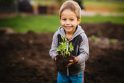 Sodininkystė ne tik reikalauja iš vaikų fizinio aktyvumo, bet ir juos nuramina ir priartina prie gamtos, skatina smalsumą.