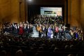 Baigiamajam Giuseppe Verdi „La Traviata“ kūriniui scenoje drauge su kviestiniais svečiais pasirodė teatro solistai, choristai ir visi teatro darbuotojai.