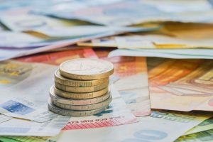 Žiniasklaida: turtingi rusai vis dar pervedinėja pinigus į Šveicarijos bankų sąskaitas