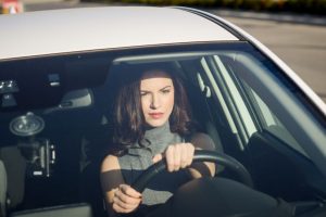 Vyrai raginami „vairuoti kaip moterys“: siekia sumažinti žūčių per eismo įvykius