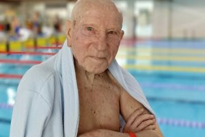Rekordus gerino plaukimo veteranai: vyriausiajam varžybų dalyviui – 97-eri 